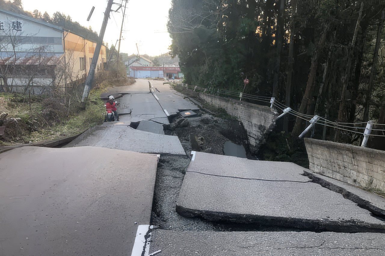 地震で大きく割れ、隆起した道路