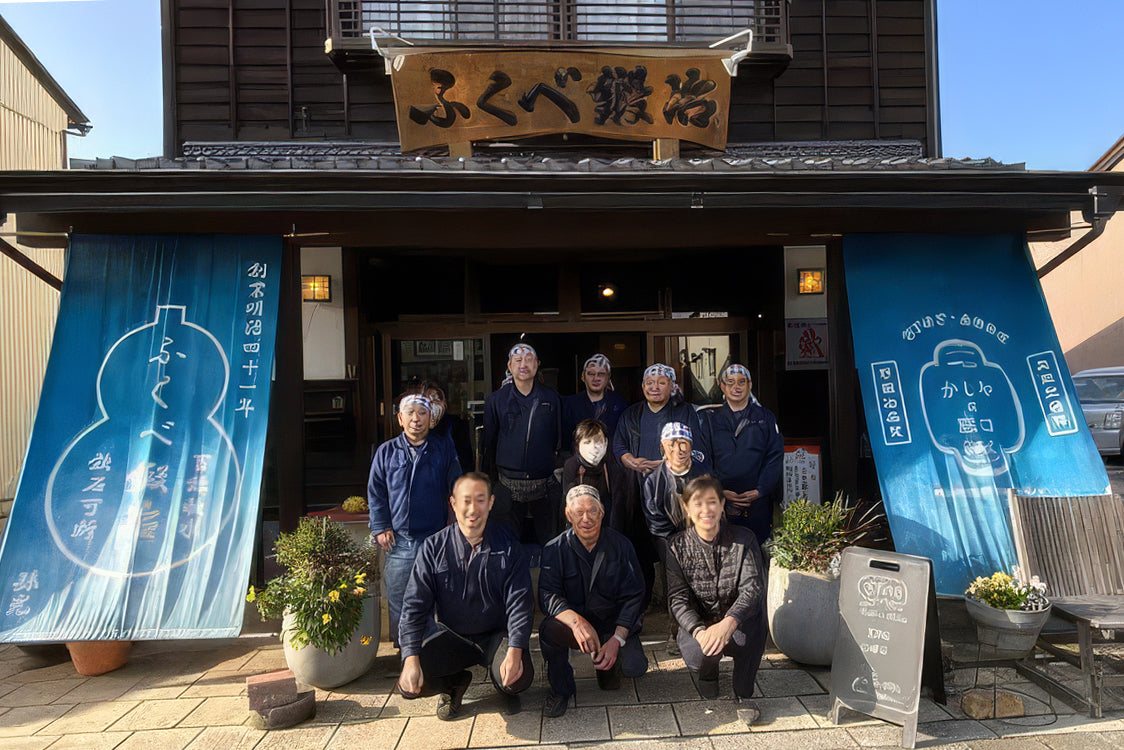 ふくべ鍛冶の店の前に並ぶ職人たち