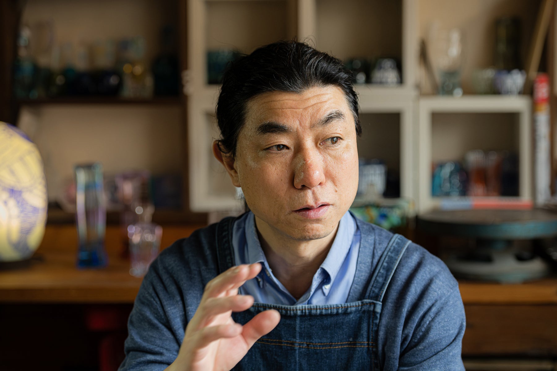 手を動かしながら制作について語る大槻さん