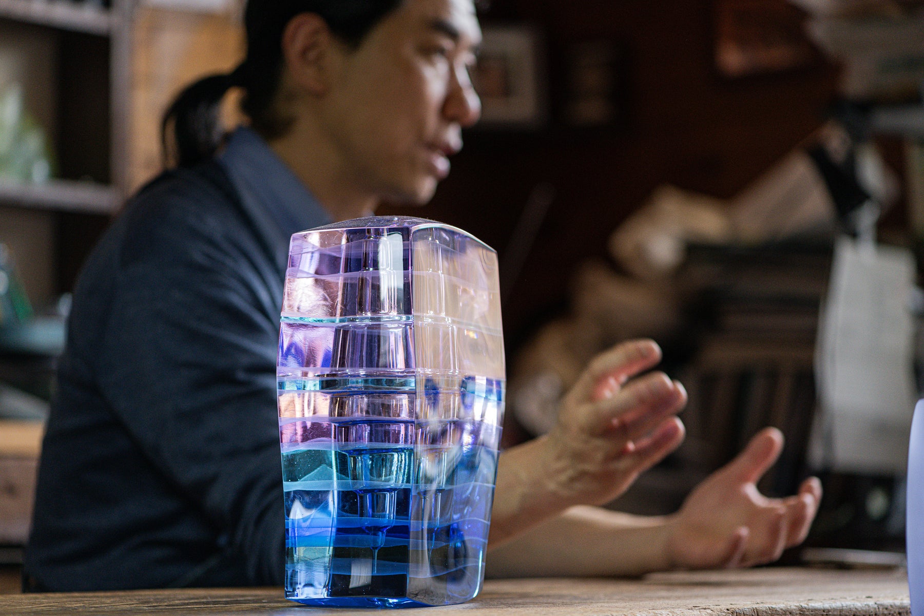 作品を前に、制作について語る大槻さん