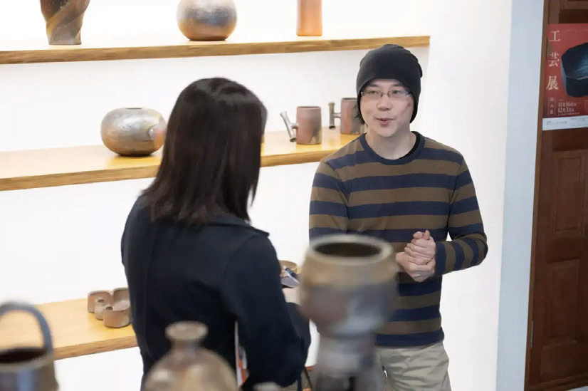 展示場で作品を手に取りながら話す森敏彰さん