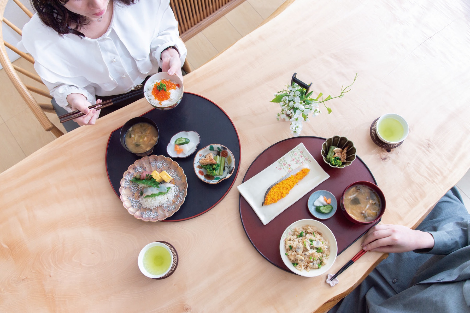 一汁三菜の食器セットが並ぶ食卓