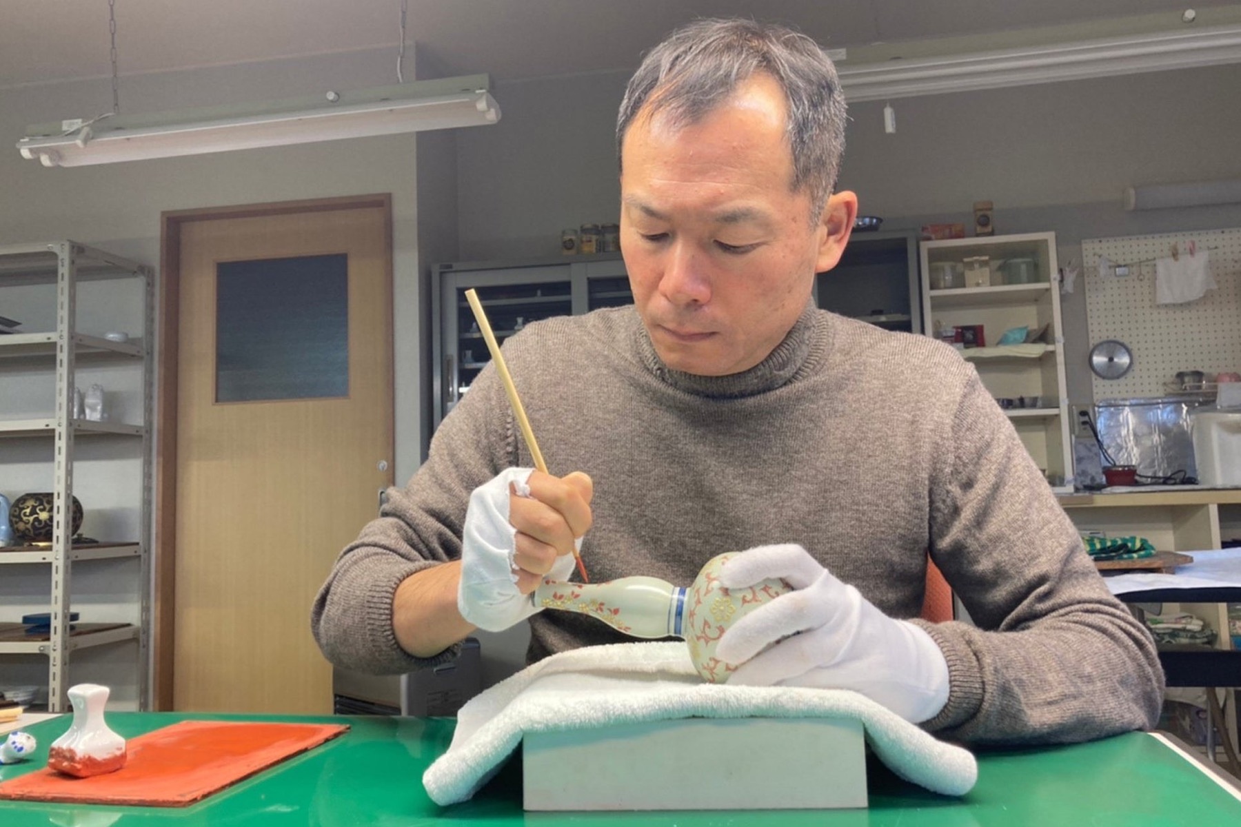 工房で絵付けをする仲田錦玉さん