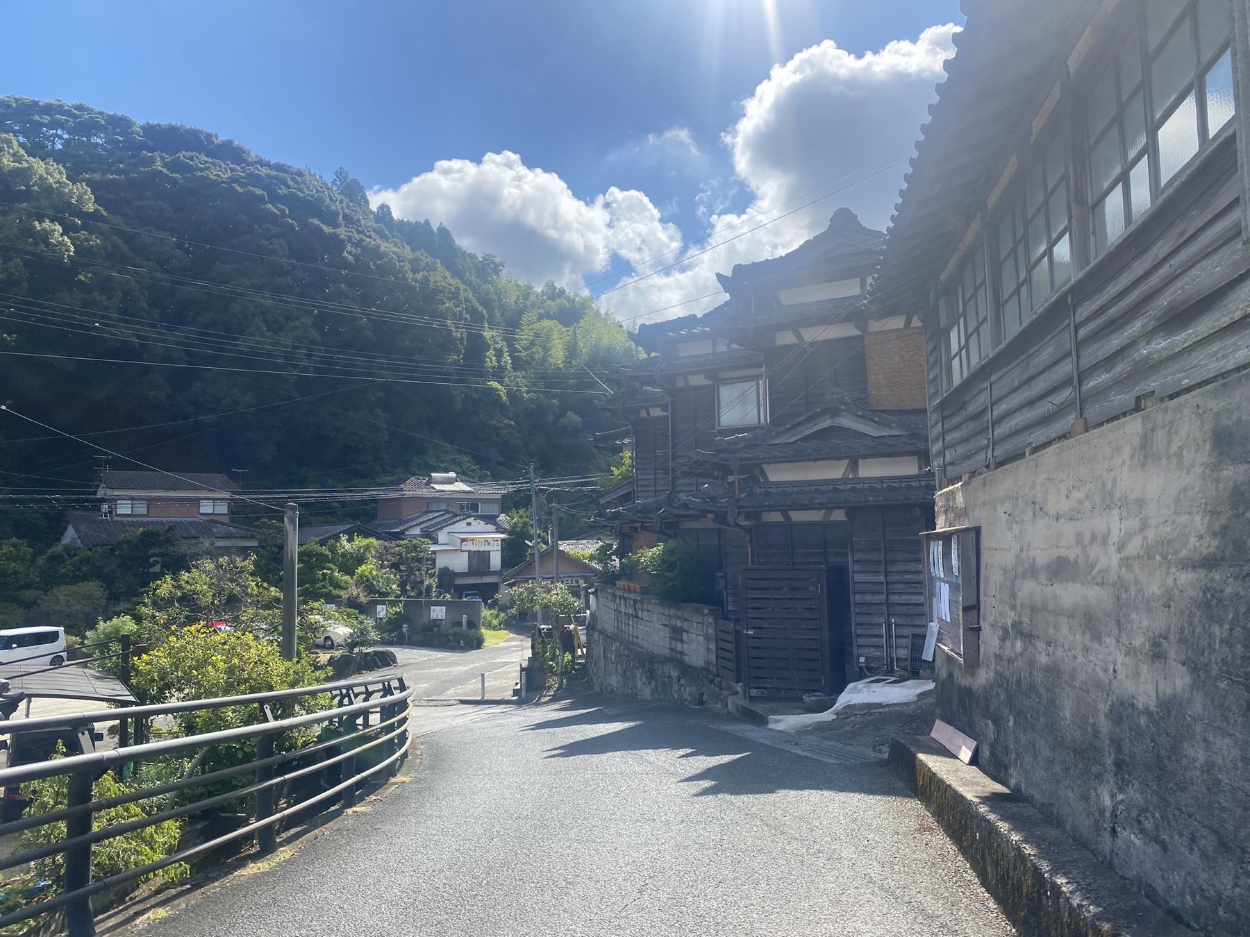 窯元が並ぶ坂道