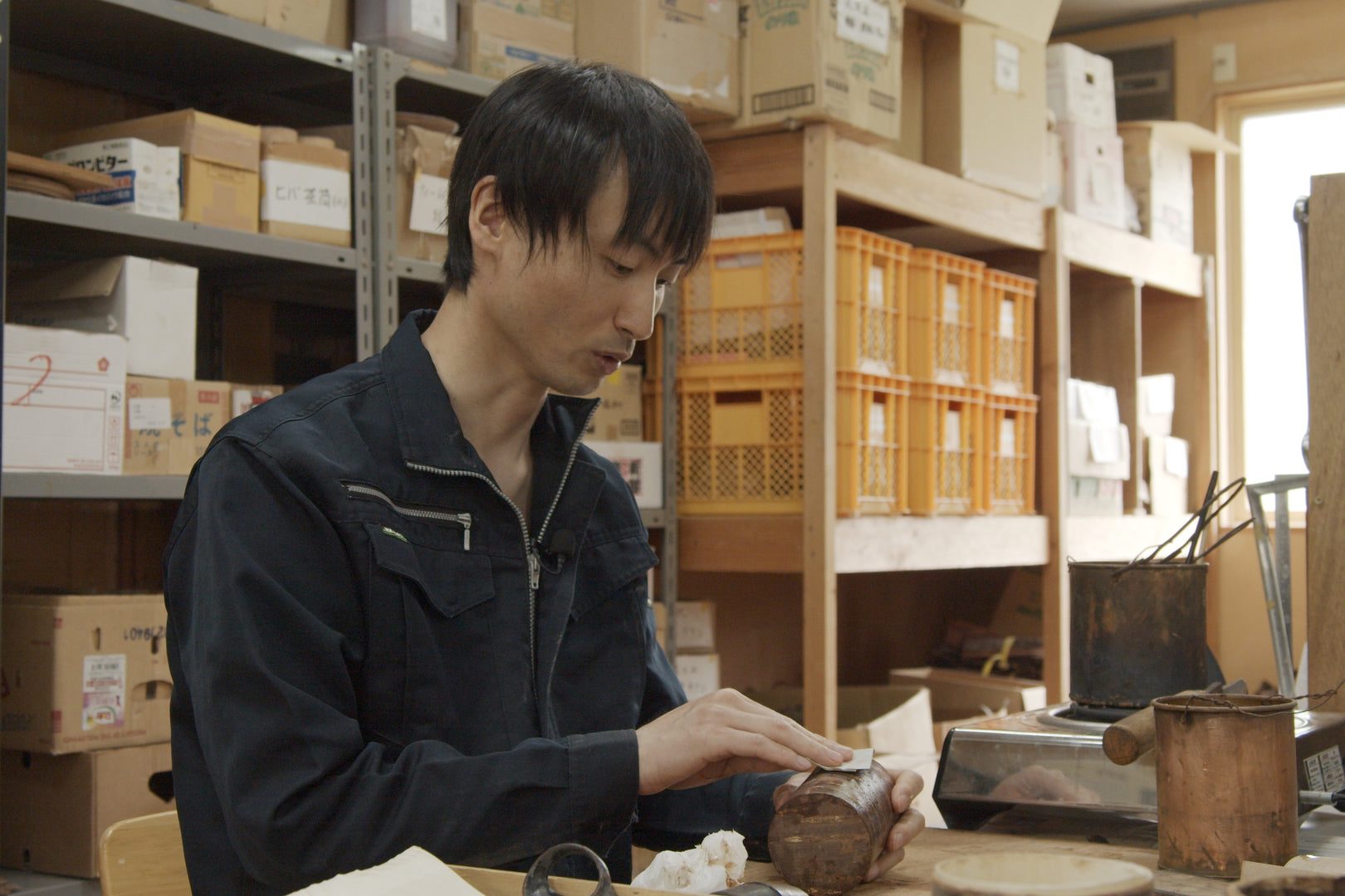 工房で茶筒を仕上げる職人
