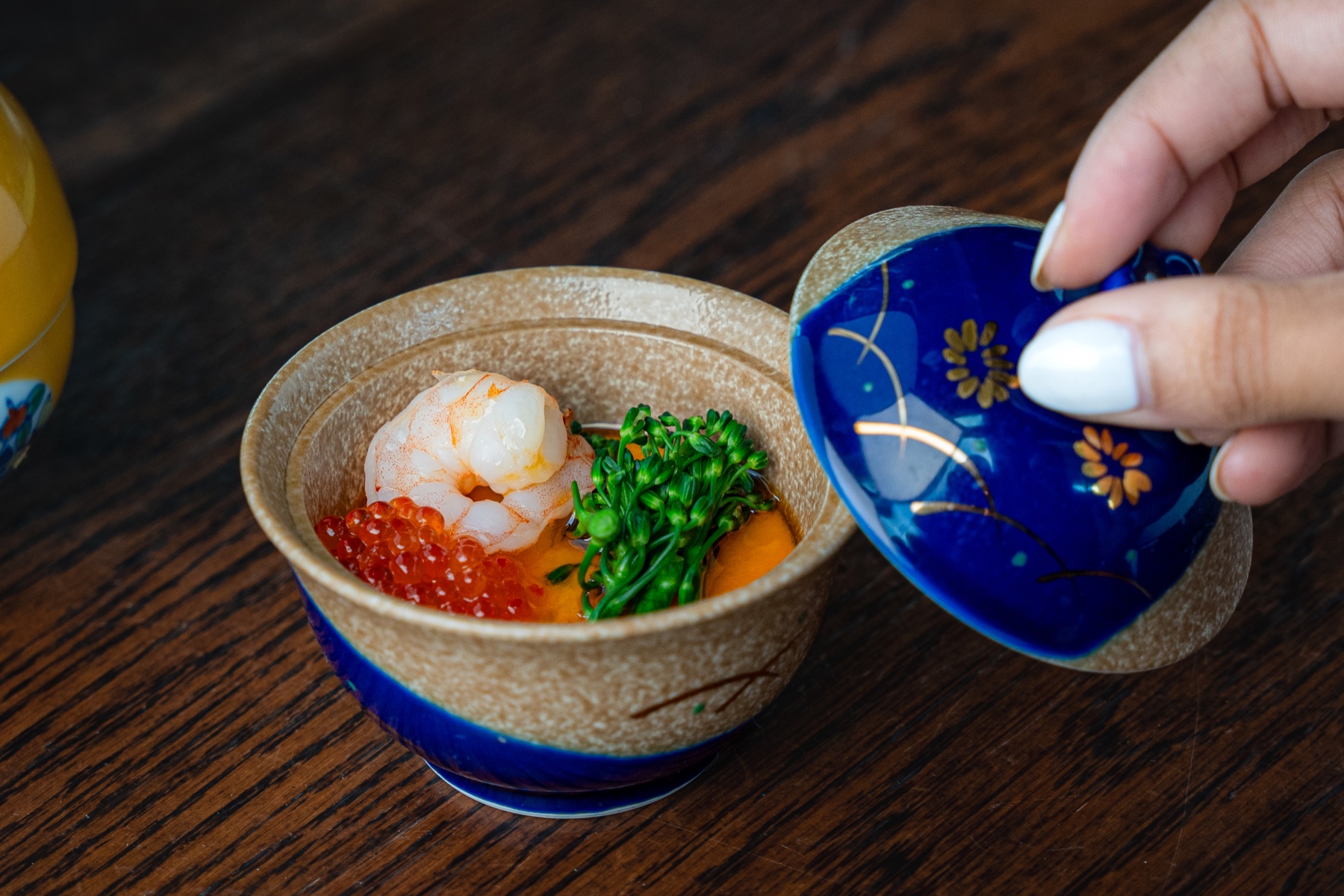 蓋を開けた蒸碗に盛られた海老とイクラ、菜の花