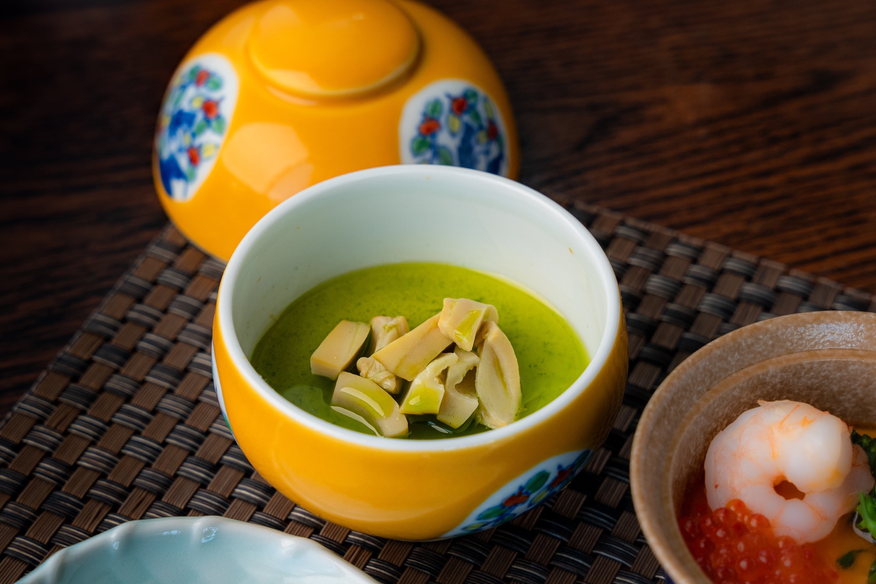 山吹釉の蒸碗に盛られた茶碗蒸し