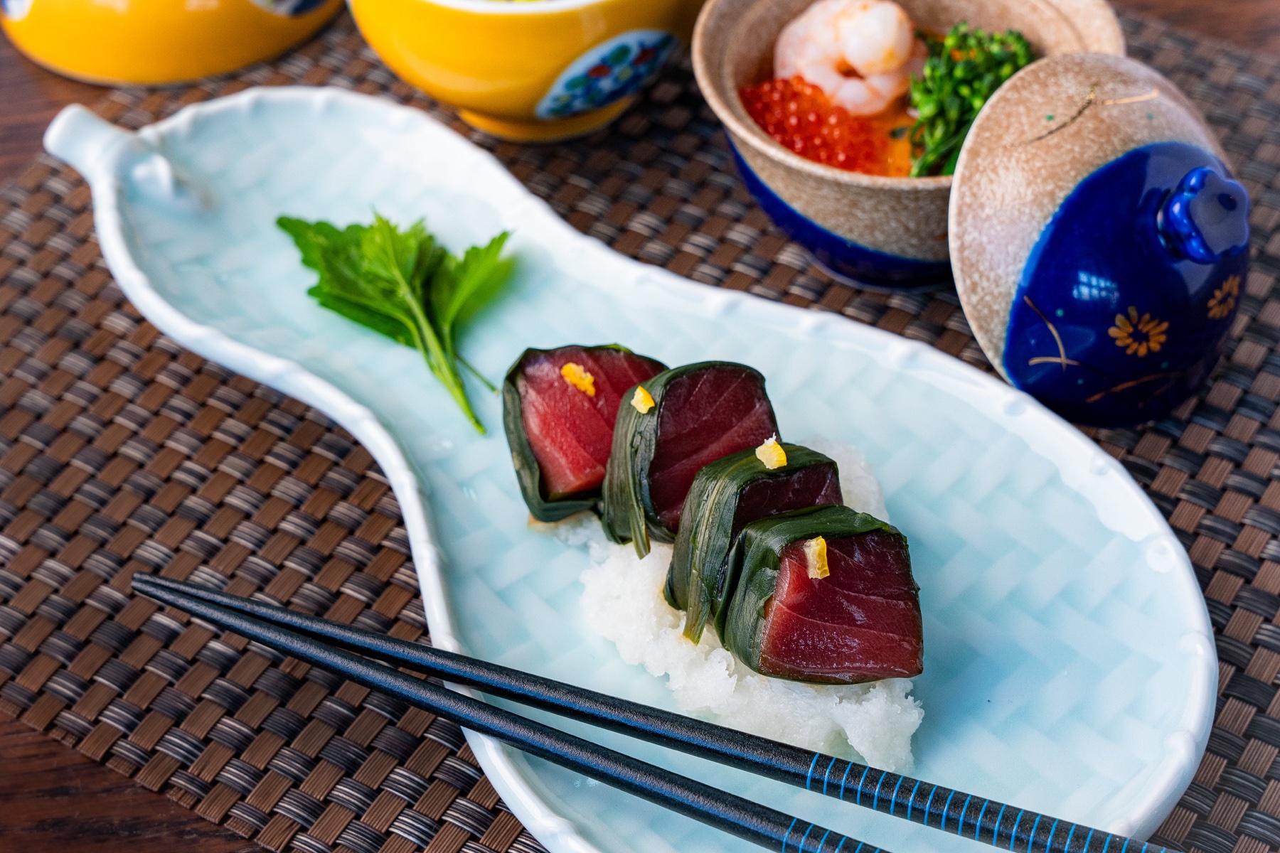 淡い水色の器に盛られた鰹の料理