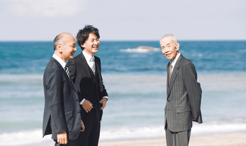 輪島の海を背にした田谷家の三代