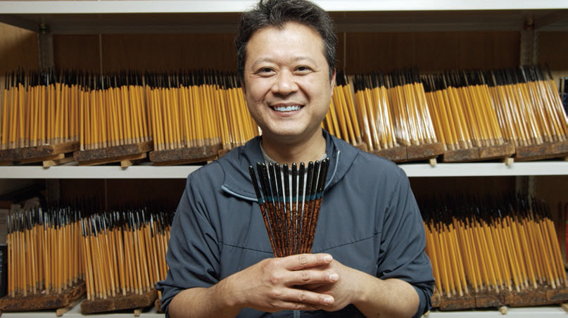 工房で箸を手にする藤井祐也さん