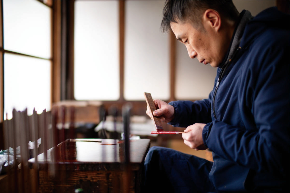 工房で箸に向き合う古川勝彦さん