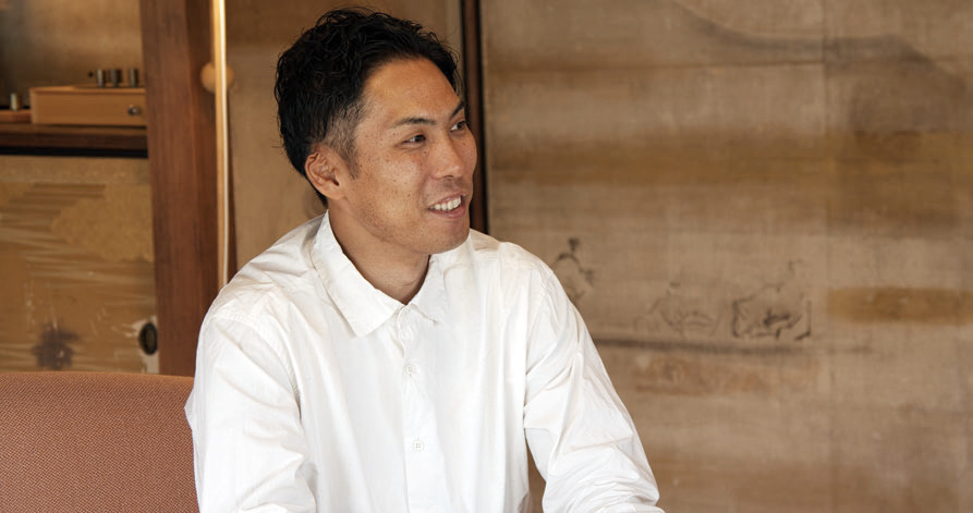 対談する松本啓典さん