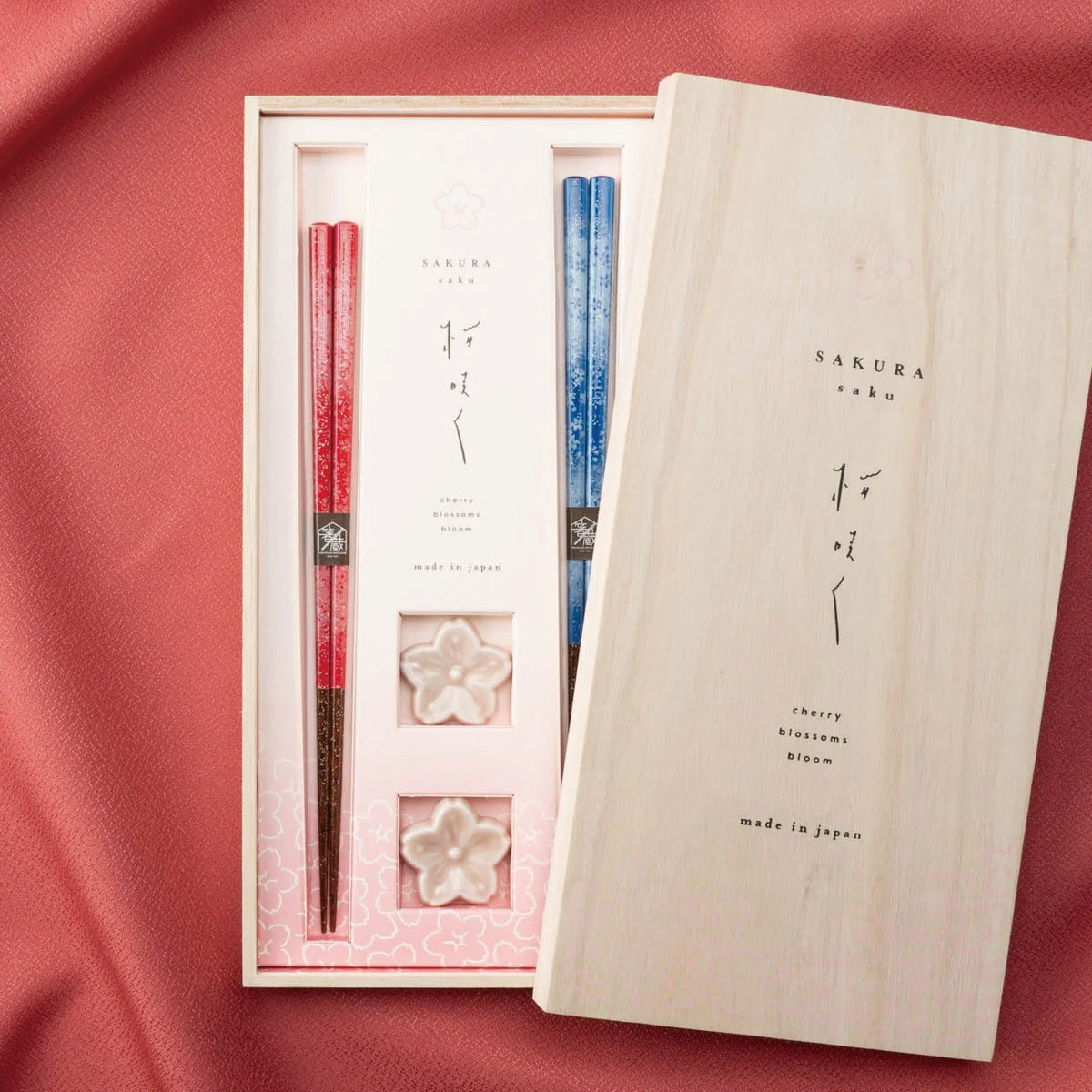 桐箱に収められた『桜咲く』の箸と箸置きのセット