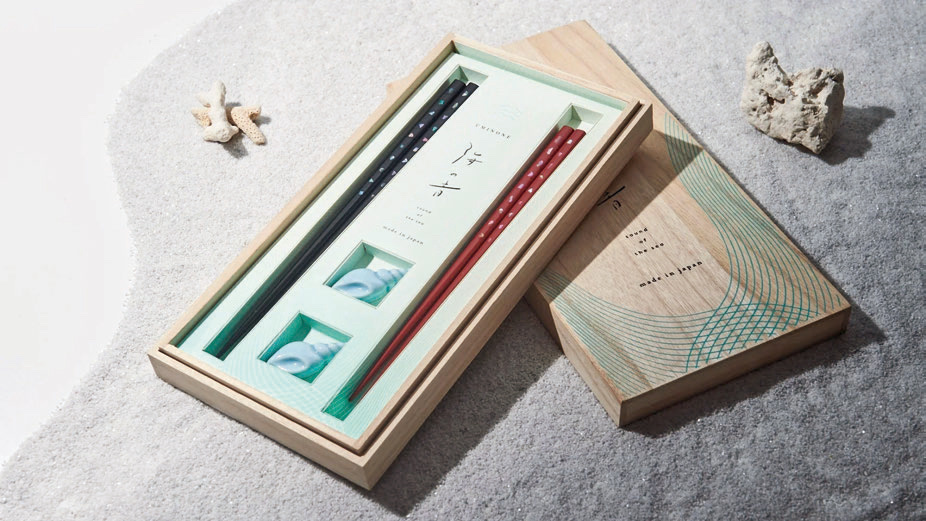 桐箱に収められた『海の音』の箸と箸置きのセット